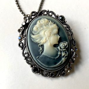 Beautiful cameo necklace/brooch